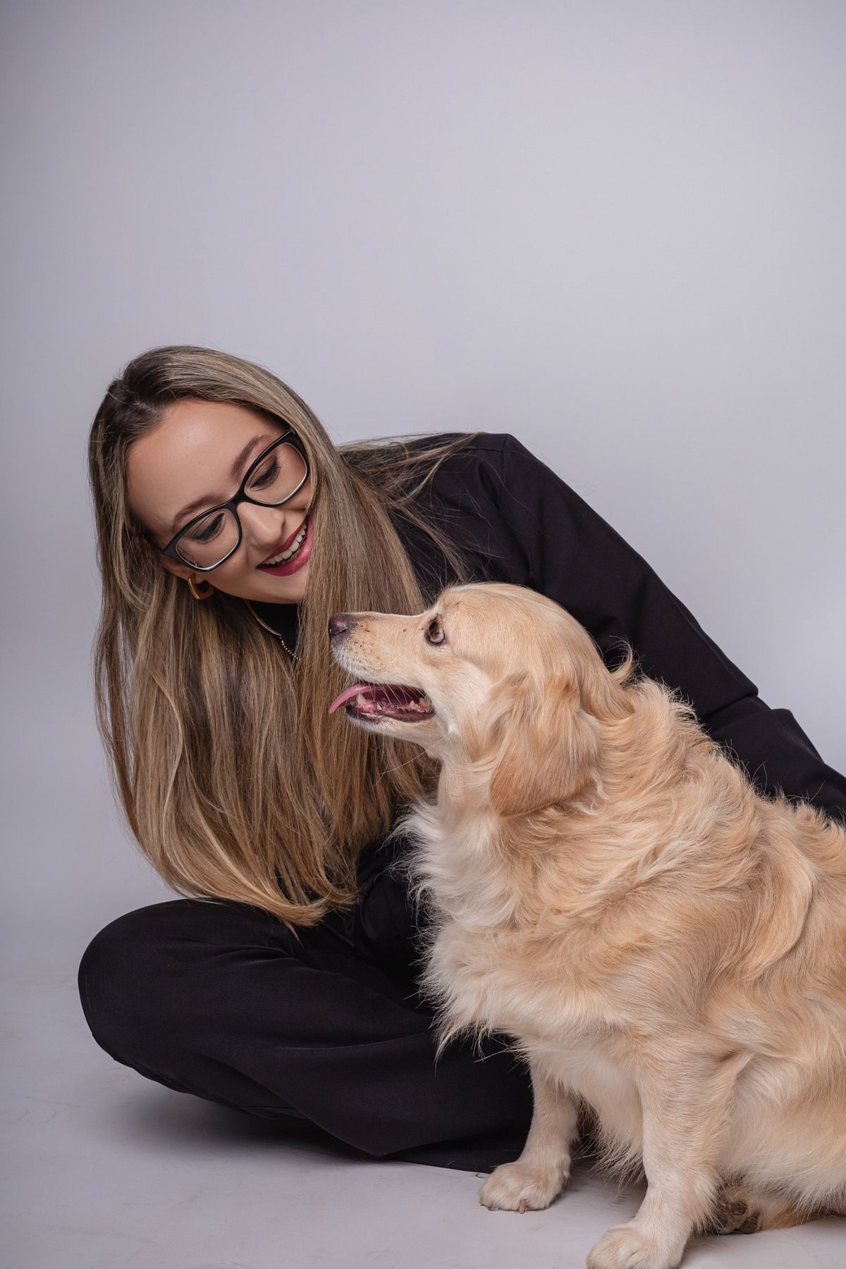 Maria Gabriela Mantovani ao lado de um golden retriever
